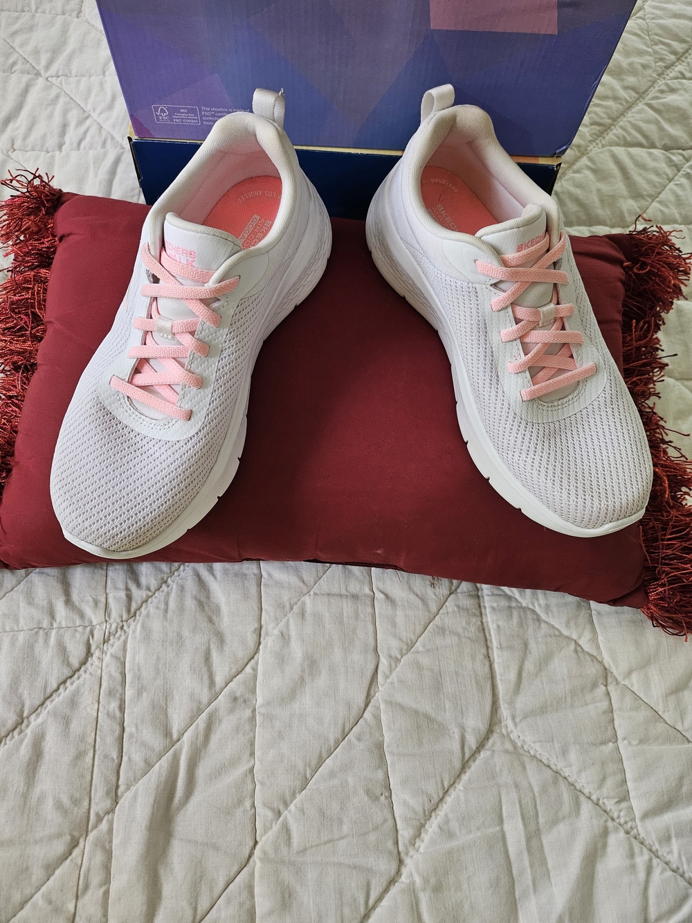 Skechers GOwalk Women's White w/ Pink Accents Sneakers- Size  7 - Picture 2 of 6